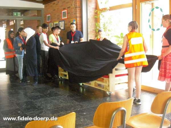 Feierliche Enthllung des Roten Sofas