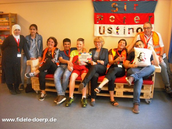 Probesitzen auf dem Roten Sofa in der Peter-Ustinov-Lounge mit allen Beteiligten