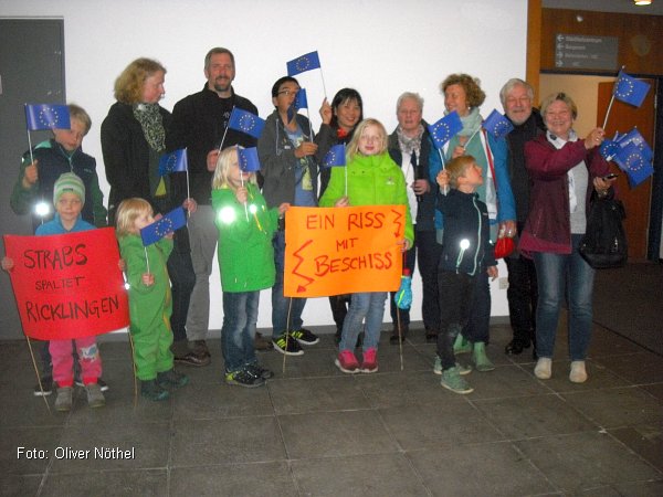 Ein Teil der Familien aus der aus der Initiative gegen die Strabs-Beitragspflicht des Stichweges in der Gredelfeldtstr. vor der Bezirksratssitzung am 16.05.2019 (Foto: Oliver Nthel)