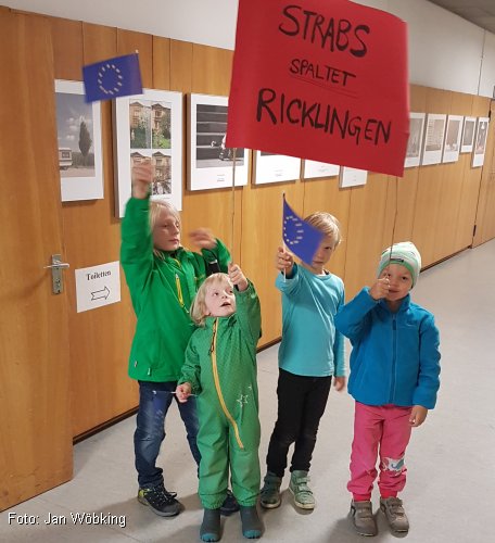 Protest gegen die Strabs-Beitragspflicht des Stichweges in der Gredelfeldtstraße vor der Bezirksratssitzung am 16.05.2019 (Foto: Jan Wöbking)