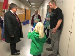 Protest gegen die Strabs-Beitragspflicht des Stichweges in der Gredelfeldtstrae vor der Bezirksratssitzung am 16.05.2019