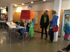Protest gegen die Strabs-Beitragspflicht des Stichweges in der Gredelfeldtstraße vor der Bezirksratssitzung am 16.05.2019