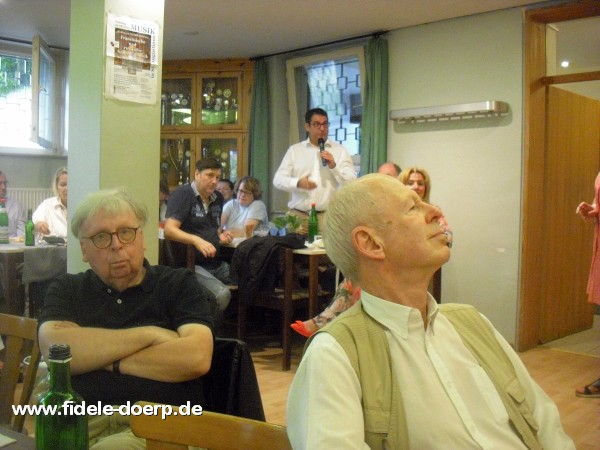 CDU-Fraktionsvorsitzender Ricklingen, Erdem Winnicki, stellt die erste Frage