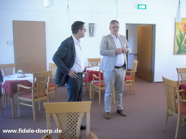 Marc Hansmann und Tim Geikowski (v.l.) beim Rundgang