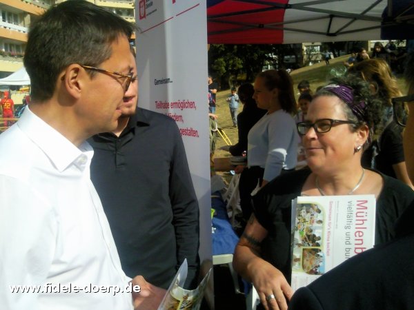 Marc Hansmann im Gespräch beim Hoffest Canarisweg