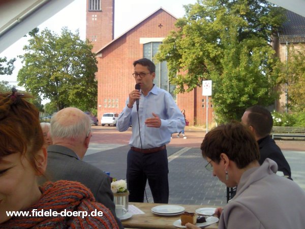 Marc Hansmann begrüßt die Gäste auf dem Oberricklinger Butjerbrunnenplatz