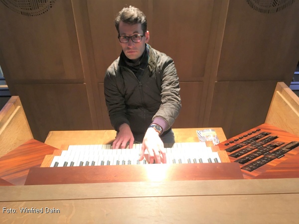 Konstantin Zacharow an der Lobback-Orgel