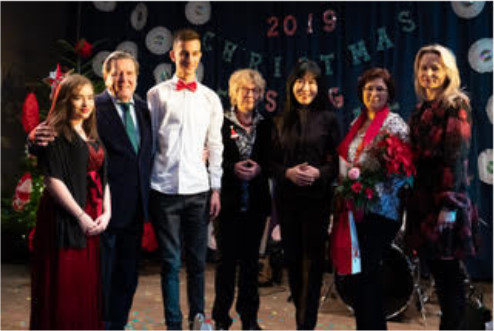 Michelle (Moderatorin), Gerhard Schröder, Ismail (Moderator), Karin Haller (Schulleiterin), Soyeon Schröder-Kim, Natella Nieberitze (Lehrerin), Magdalena Wisniewska (Lehrerin und Organisatorin / v.l.)