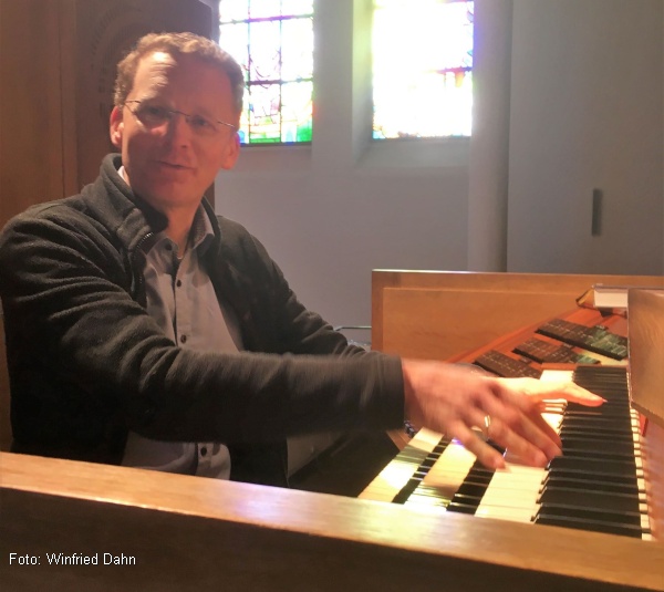 Prof. Thomas Lennartz an der Lobback-Orgel (Foto: Winfried Dahn)