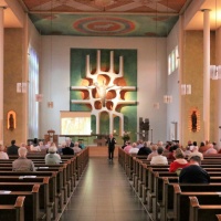 Winfried Dahn begrüßt die Gäste in der St. Augustinus-Kirche (Foto: Thilo Wendel)
