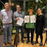 Jan Haude, Wolfgang Farnbacher (Bündnis 90/Die Grünen), Sophie Bergmann und Tanja Bankowsky (SPD) präsentieren die gerade unterschriebene Vereinbarung. (v.l. / Foto: privat)