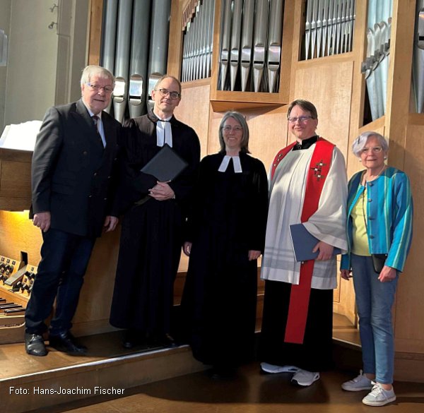 Besuch auf der Orgelemporte bei Senior-Organist Winfried Dahn (Foto: Hans-Joachim Fischer)
