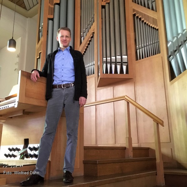 Prof. Thomas Lennartz aus Leipzig an der Lobback-Orgel (2020 / Foto: Winfried Dahn)