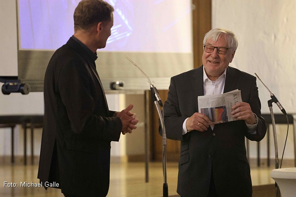 Prof. Thomas Lennartz (l.) wird von Winfried Dahn begr��t (Foto: Michael Galle)