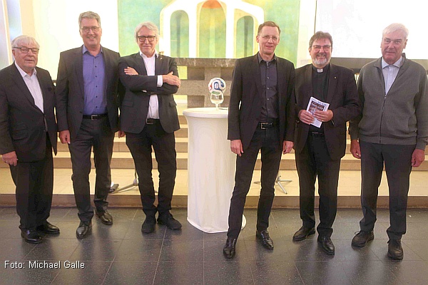 Herbert St�rwold (KV), Propst Wolfgang Semmet, Prof. Tomas Lennartz, Diakoniepastor Friedhelm Feldkamp, Christian Weske (KV) und Winfried Dahn (v.r./Foto: Michael Galle)
