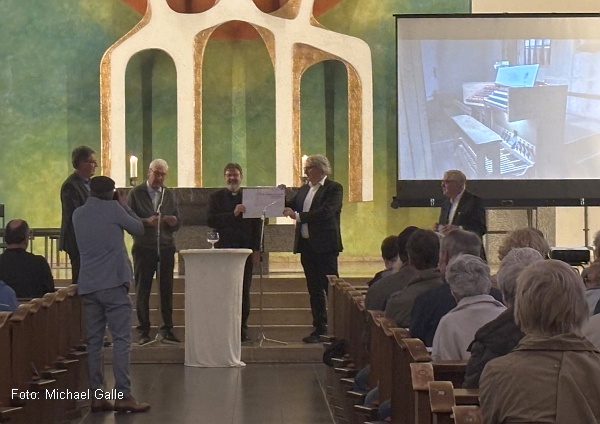 Spenden�bergabe an die beiden Schirmherre (Foto: Michael Galle)