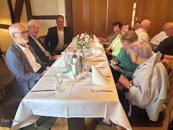 Der Gästetisch der Preisträgerin Hannelore Clasing (Foto: Winfried Dahn)