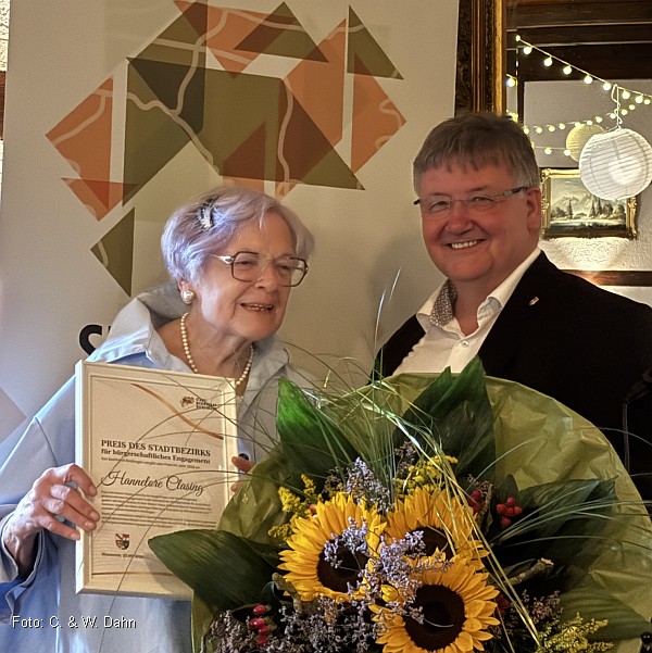 Preisträgerin Hannelore Clasing und Bezirksbürgermeister Andreas Markurth (Foto: C. & W. Dahn)